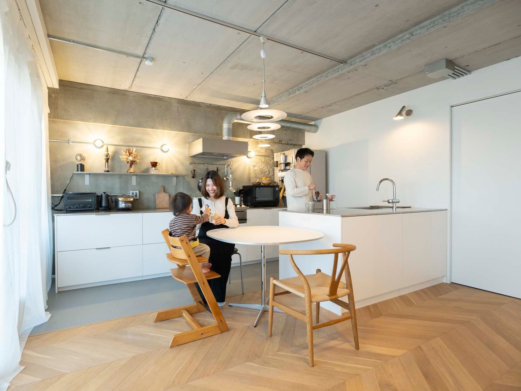中古マンションのリノベーション後のダイニングキッチンにいる家族