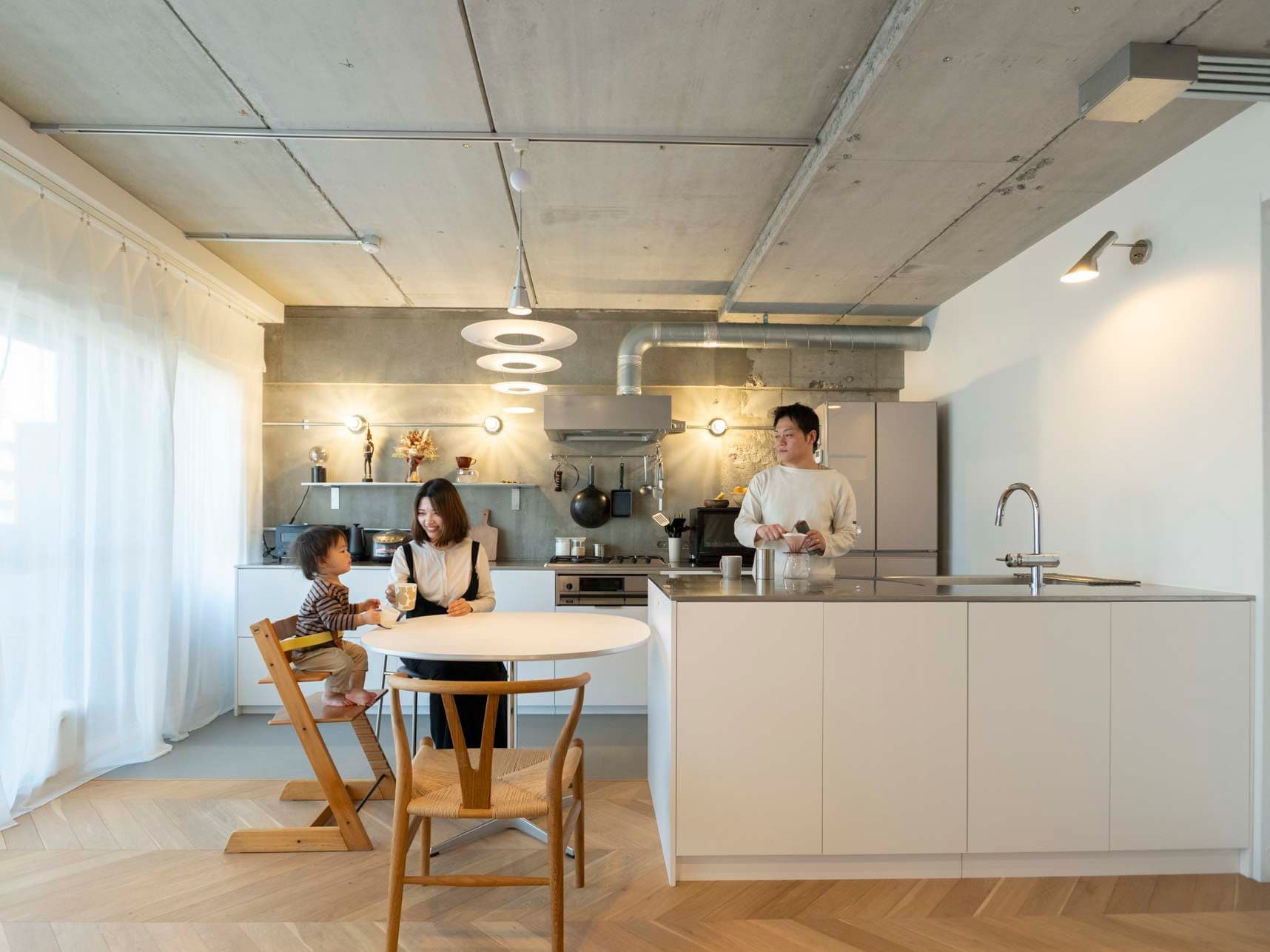中古マンションのリノベーション後のダイニングキッチンにいる家族