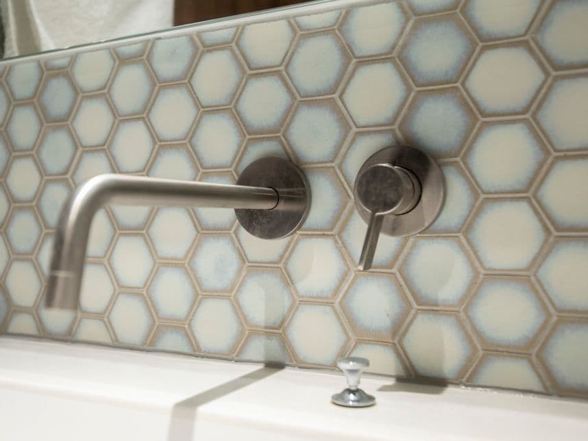 中古マンションのリノベーション後の洗面台のタイル