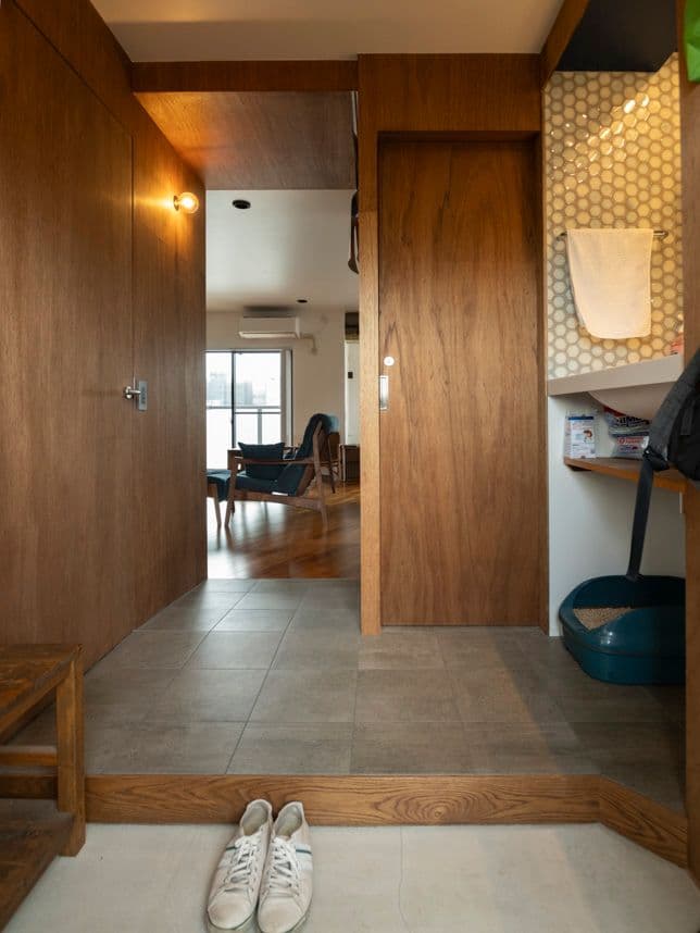 中古マンションのリノベーション後の玄関から見たリビング