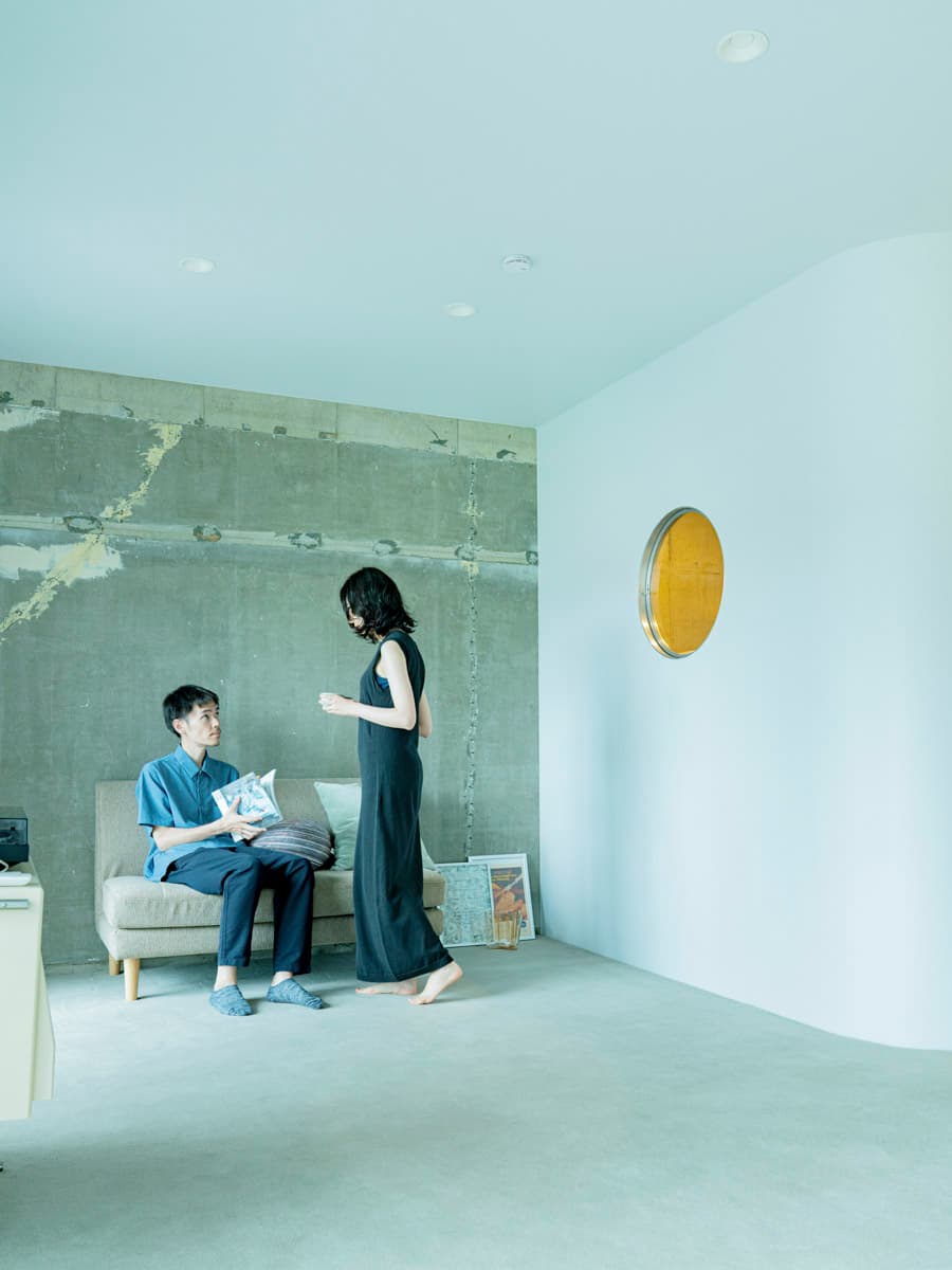 中古マンションのリノベーション後のリビングにいる夫婦